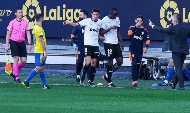 世界杯手机观看app下载-迪亚哈比-卡拉事件梳理：西足坛绝不容忍种族主义