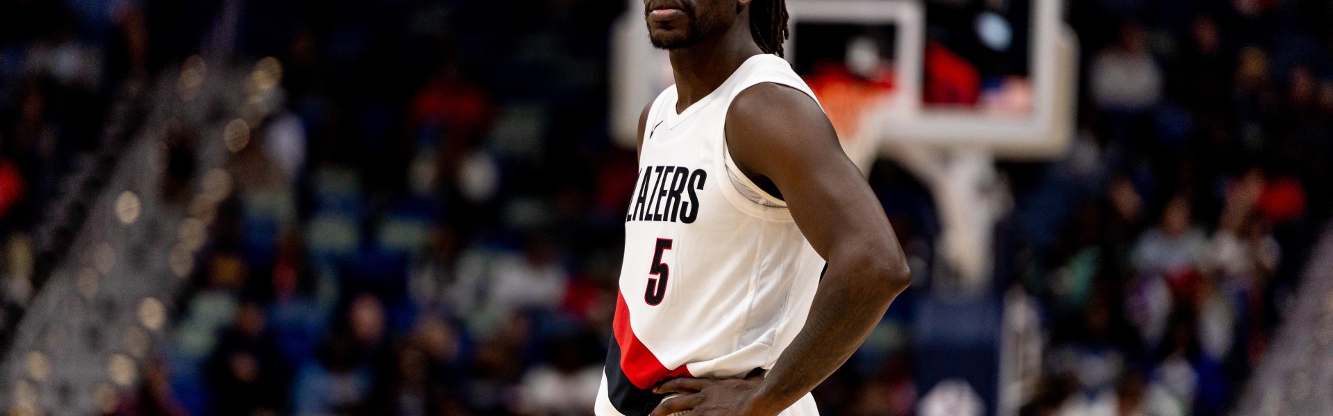 比肩哈登詹姆斯库里！霍勒迪35岁单场30+5+10助+5三分 历史第4人