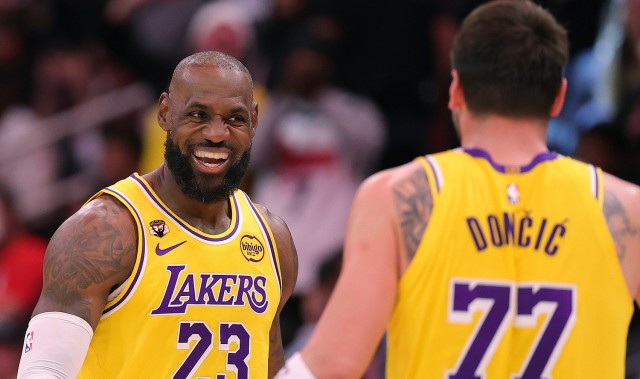 世界杯官方直播软件下载中心官网-41岁14中13！球权使用率生涯新低&amp;防守拉满 老詹复出后湖人真滴强